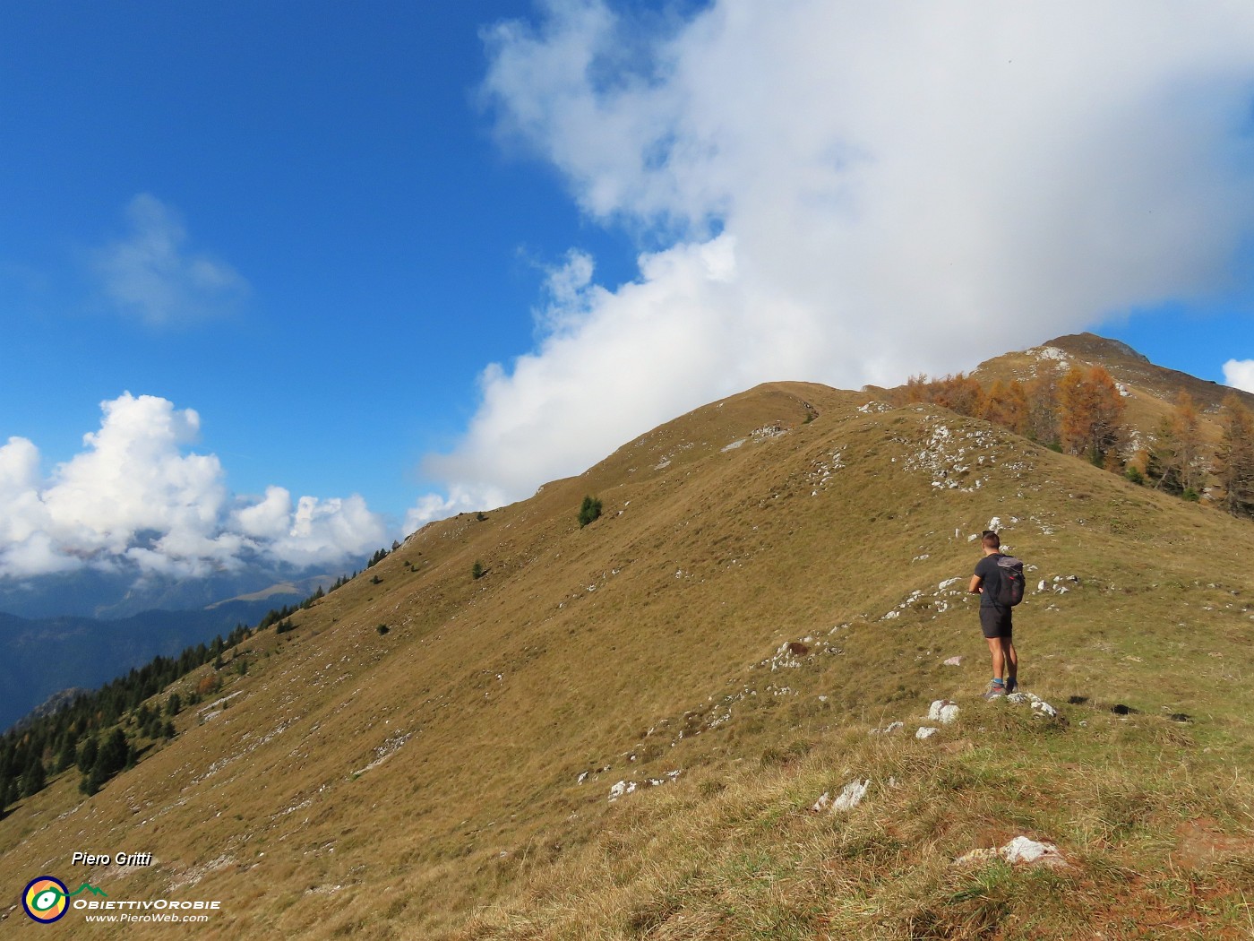 53 Dal Passo di Monte Colle (1958 m) vista verso il Monte Secco.JPG